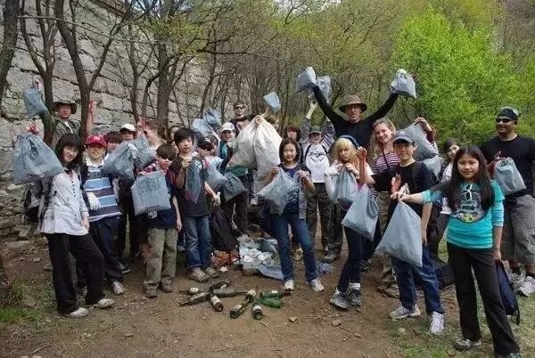 這個英國老頭在長城撿了22年垃圾，不僅閃婚了箇中國媳婦，還上BBC被英女王授予勳章