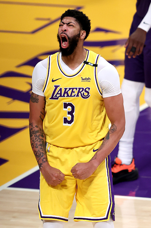 濃眉哥大婚，現場為妻子深情獻唱！老詹威少到場祝賀