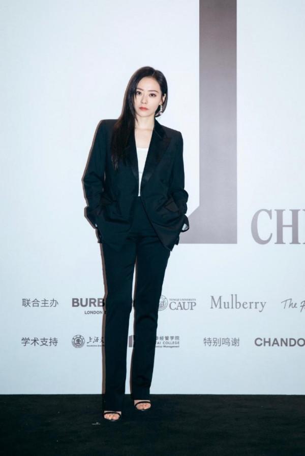 張靚穎這造型真奇特，黑色西裝配粉色裙子，雖有個性卻暴露身型