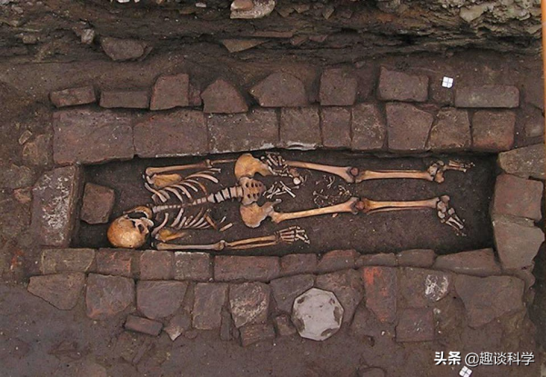 女子死後10天,為何會在墳墓裡產子?科學家揭開千年母子骸骨謎雲 女子死後10天,為何會在墳墓裡產子?科學家揭開千年母子骸骨謎雲