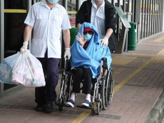 84歲餘慕蓮與好友聚餐，被乳鴿嗆得滿臉通紅，靠標靶藥維持健康