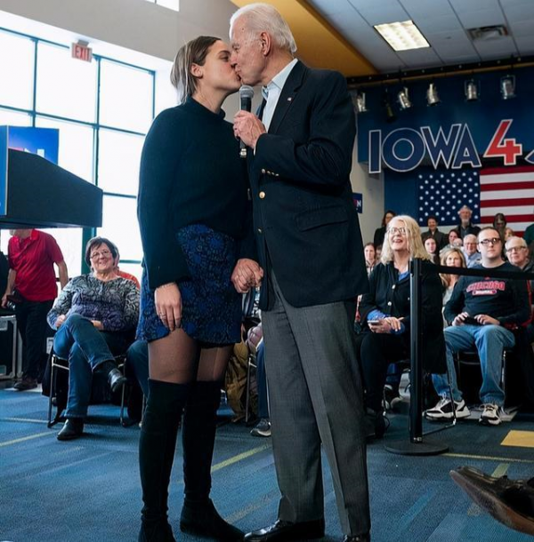 拜登最寵的孫女:20歲穿紫衣貴氣有氣場,不輸特朗普的女兒伊萬卡 拜登最寵的孫女:20歲穿紫衣貴氣有氣場,不輸特朗普的女兒伊萬卡