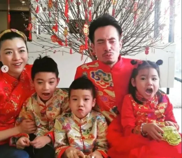 黃曉明baby官宣離婚，每年春節都帶娃回老家的他們，回不去了…