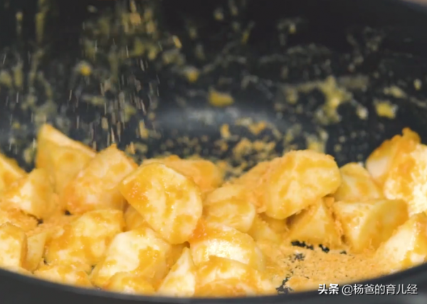 避風塘風味的鹹蛋黃炒茭白,鮮香誘人,美味營養,家中孩子特愛吃 避風塘風味的鹹蛋黃炒茭白,鮮香誘人,美味營養,家中孩子特愛吃