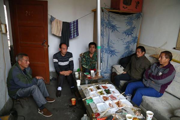 5年內失去妻子和弟弟，獨臂挑夫何天武，靠信念在華山堅持十年