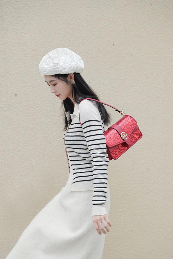 邢菲都市時尚寫真曝光 白色貝雷帽搭配紅色手提包都市感十足