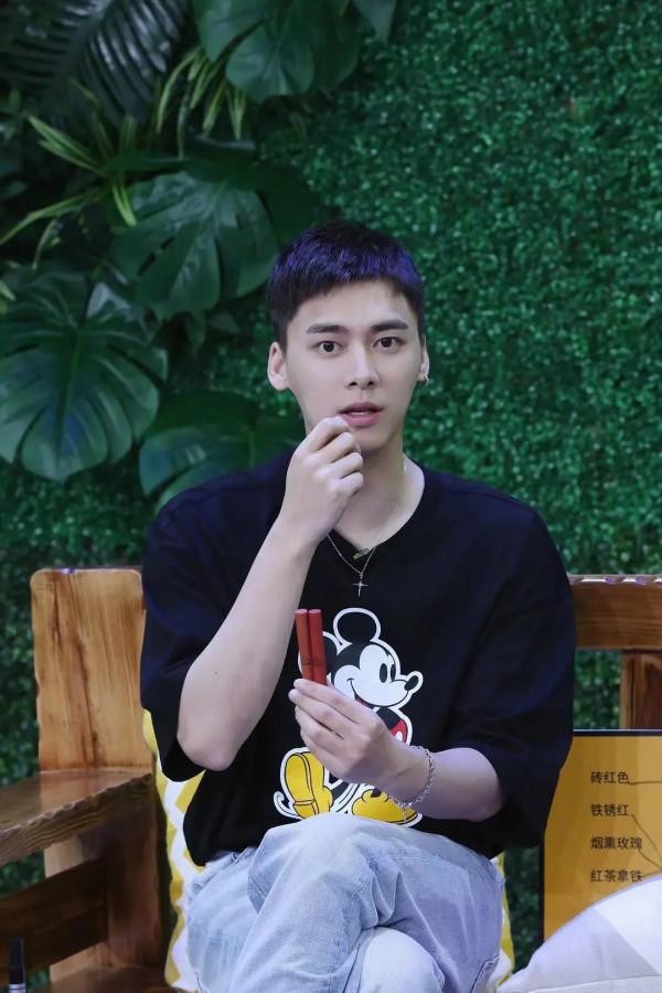 頂級男神李易峰，簡直帥成一道光