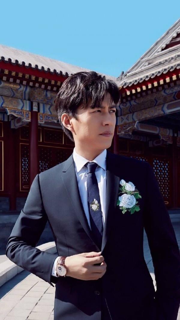 靳東30歲後的髮型告訴我們：“方臉大叔的帥氣得靠留對髮型體現”