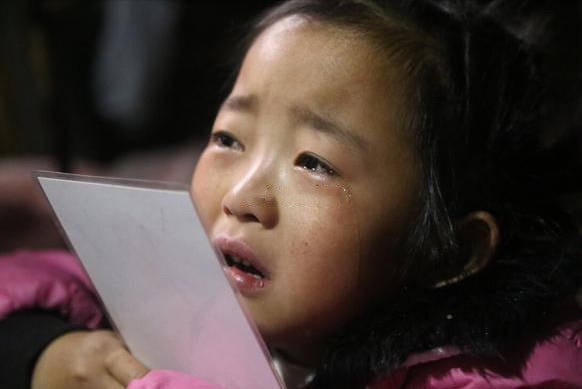 媽失蹤爸坐牢，6歲女孩撐起三代之家，13億人為她點贊加油