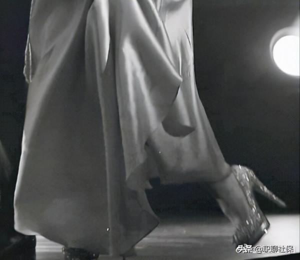 趙麗穎的鞋子沒有合腳過，今天也是為趙麗穎和穎火蟲流淚的一天