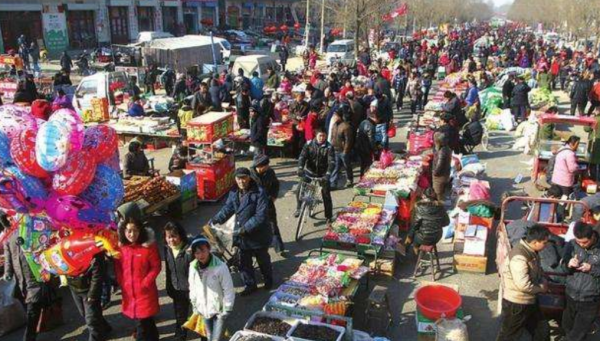 農民朋友得注意，年底集市山寨商品多，再便宜也別亂買