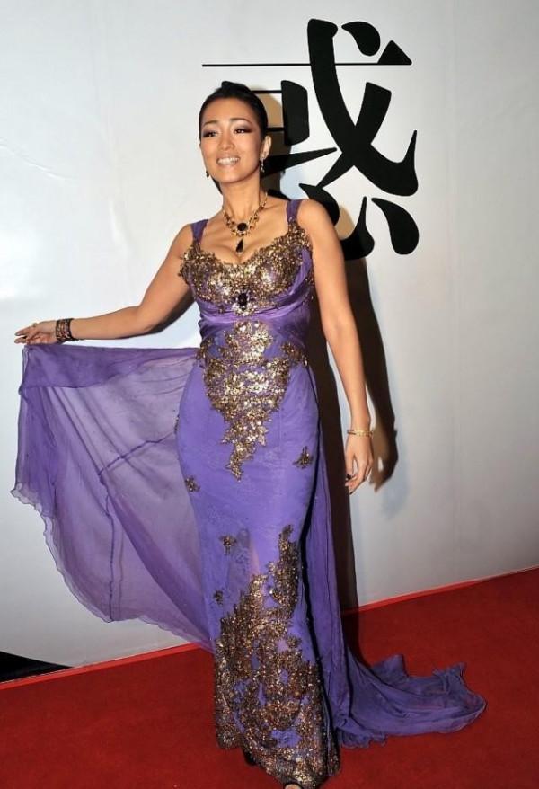 鞏俐從不刻意顯瘦，穿裙裝卻挺有高階感，紫色搭亮片看著也不俗氣