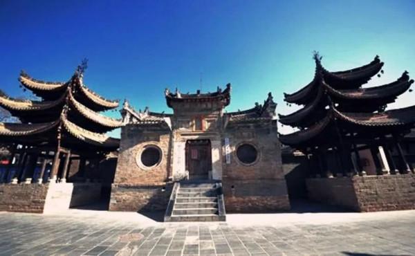 中國有一景點，位於湖北，陝西、河南交界處，一腳便可跨出省