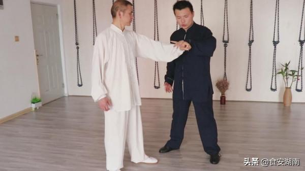 太極單手側面纏絲功是一種複合勁，攻防一起，防守與攻擊同時發動