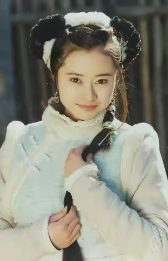 何美鈿才是趙靈兒第一人選，因檔期婉拒後，意外成就劉亦菲