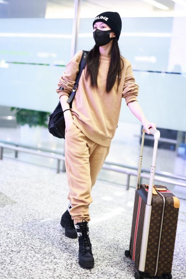 文詠珊穿卡其色衛衣現身機場,演繹大寫的休閒時髦感,舒適好穿搭 文詠珊穿卡其色衛衣現身機場,演繹大寫的休閒時髦感,舒適好穿搭