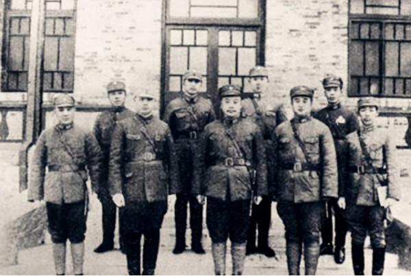 少女遭官兵糟蹋,將軍下令所有人脫褲子,查到真兇後揮淚下令:殺 少女遭官兵糟蹋,將軍下令所有人脫褲子,查到真兇後揮淚下令:殺