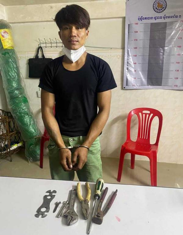 膽子真大！金邊一男子欲在警察局偷摩托車