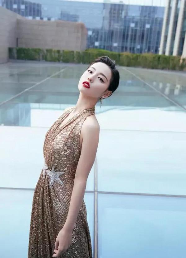 明星的美圖世界秀之張嘉倪金色禮服