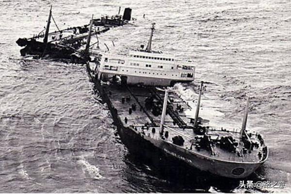 特大油輪失控之災：不接受救助契約撞上暗礁，船沉大海，油流四方