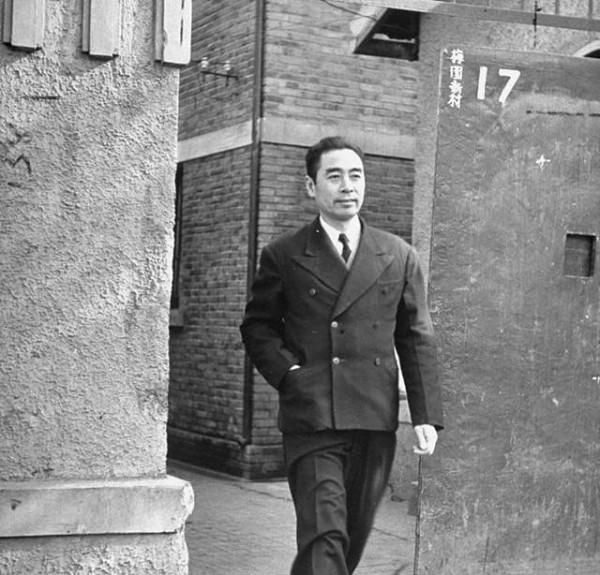 1952年，吳國楨參加蔣介石壽宴，返程發現車子被蔣做手腳