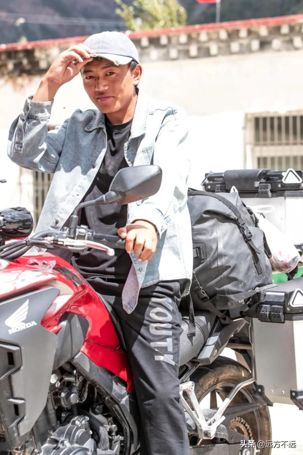 摩旅西藏的路上，我們闖入西藏小學，幹了件麼麼噠的事