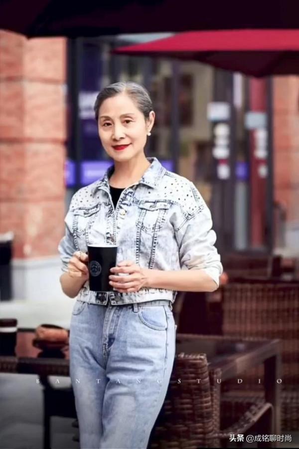 這才是70歲奶奶該有的裝扮,真實自信不做作,時尚穿搭優雅大氣 這才是70歲奶奶該有的裝扮,真實自信不做作,時尚穿搭優雅大氣