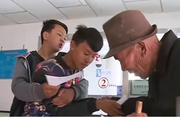 “變形計小魔王”王晨正：爺爺去世後，不遠萬里奔喪悼念