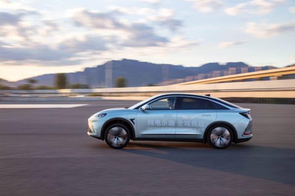 看似紳士實則暴徒,4.2秒破零百公里加速,極狐αS試駕,效能很強 看似紳士實則暴徒,4.2秒破零百公里加速,極狐αS試駕,效能很強