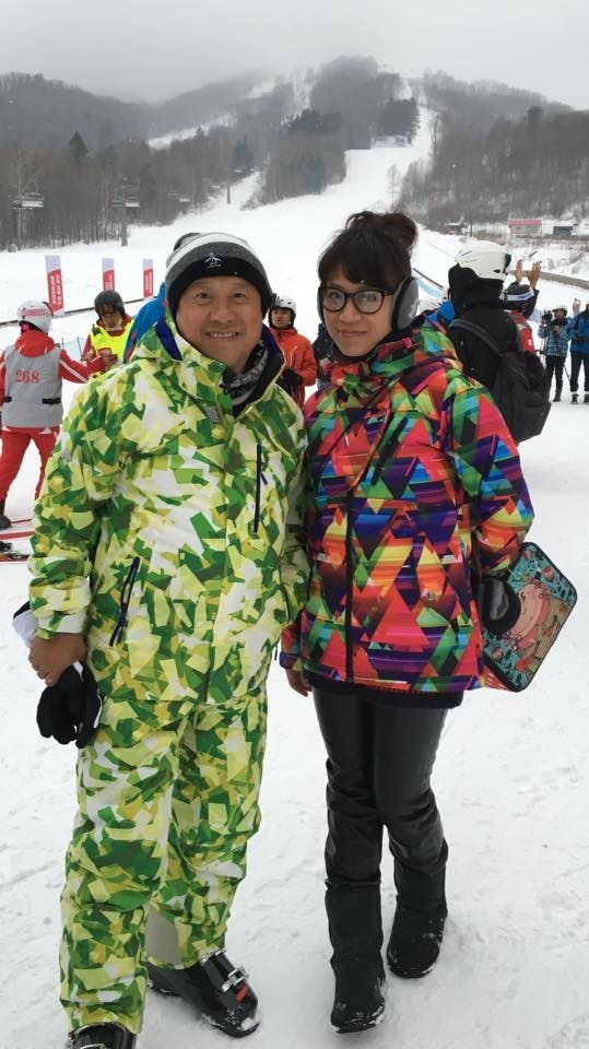 69歲曾志偉與好友遺孀逛街購物，兩人出雙入對七年，關係成謎