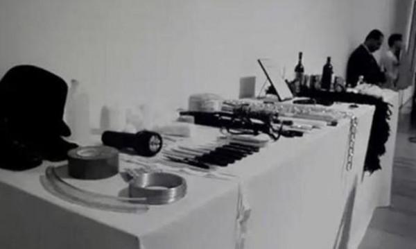 她將身體麻醉6小時，任由觀眾隨意處置，結局：意料內的醜惡人性