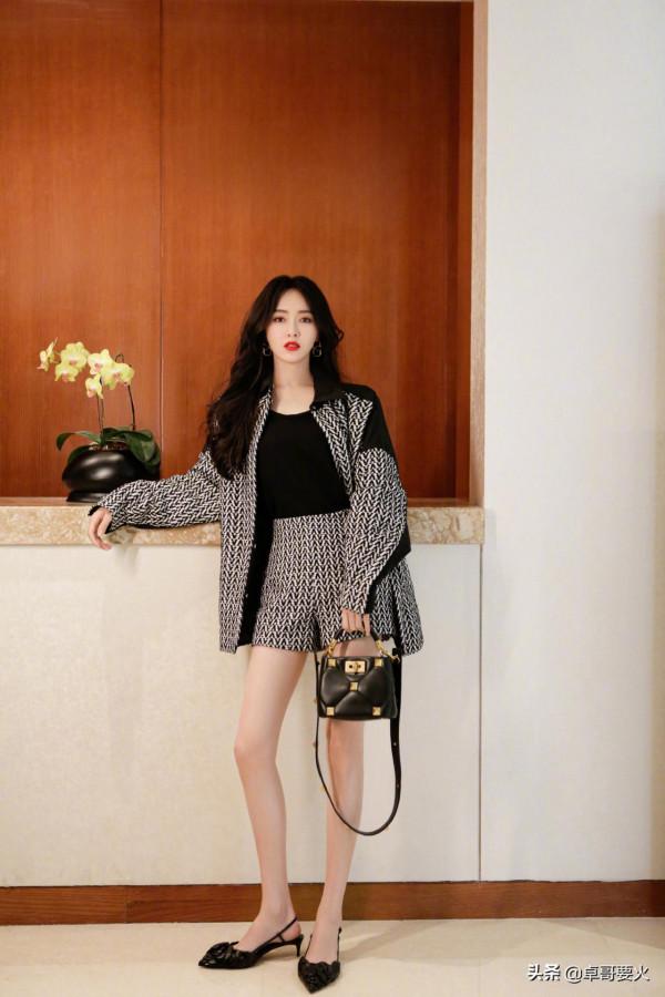 唐嫣最新“大片”出爐，璀璨的人魚造型設計，似引領時尚圈新潮？