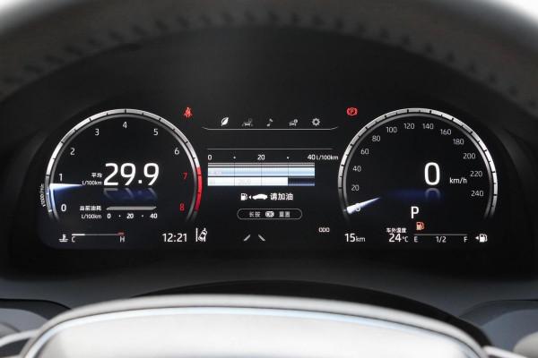 可靠又省油的日系銷冠，軸距2825mm配8AT+10氣囊，帶你看凱美瑞