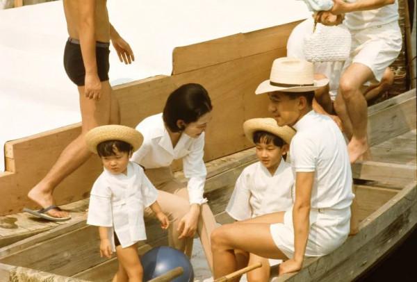 訪華、娶平民皇后、拒拜靖國神社，日本上皇傳奇的一生