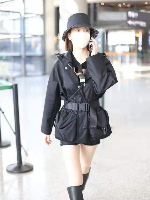 46歲佘詩曼身材真不賴，穿風衣配短褲，腿“細”到連靴筒都塞不滿