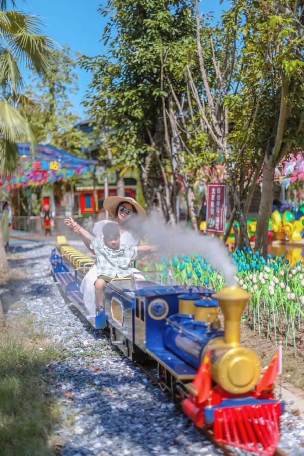 周邊遊｜住進小木屋泡私湯，乘網紅小火車玩彩虹滑道