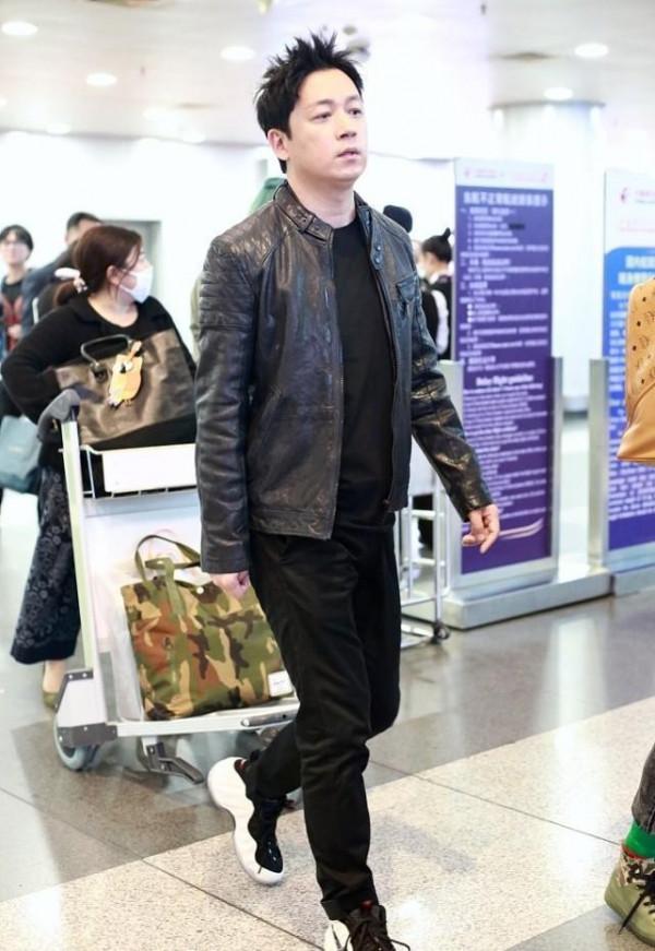 潘粵明都快50歲了，可是愣是把自己打扮成小夥，看著還挺時髦