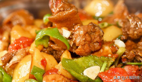 做燒雞塊，別再焯水了，廚師教你2招，雞肉鮮嫩入味，好吃還營養