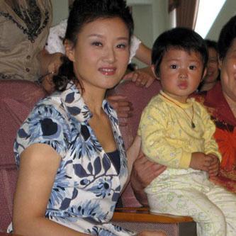 辣妹子宋祖英：與丈夫一見鍾情，40歲高齡產子，如今幸福美滿