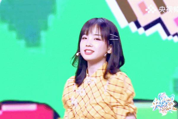 怪不得王冰冰能爆火，穿女團短裙就像偶像一樣，小圓臉真可愛