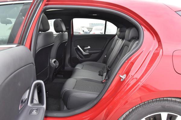 賓士的純進口掀背車，23&period;68萬起，油耗低至5&period;6L，實拍進口賓士A級