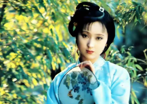 寶釵張莉曬照慶祝陳曉旭冥誕！黛玉穿碎花裙搞怪，難得活潑好可愛