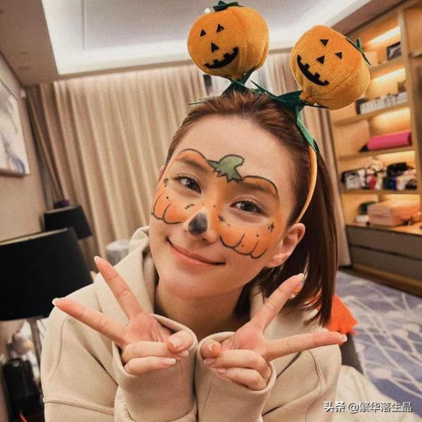 何超蓮陪倆侄女過萬聖節，打扮成南瓜造型，姑侄三人同框畫面溫馨