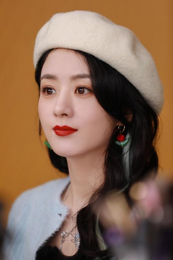 趙麗穎貝雷帽淺藍絨毛上衣文藝範十足 面板透光甜美可人 趙麗穎貝雷帽淺藍絨毛上衣文藝範十足 面板透光甜美可人