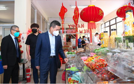 駐肯亞使館向在肯同胞發放“春節包”