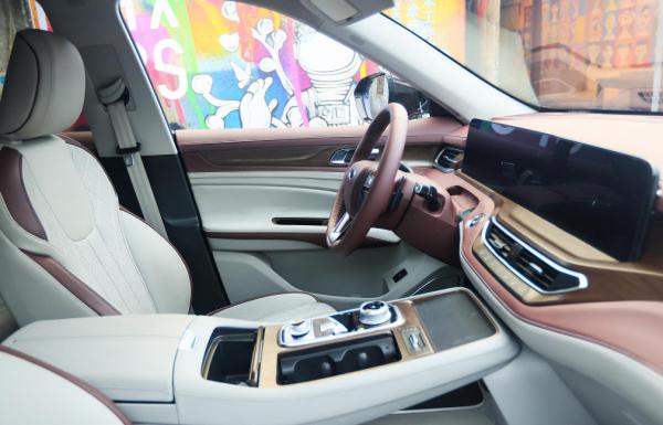 福特領裕主打家用取向，有三種座椅佈局可選，全系標配2.0T排量