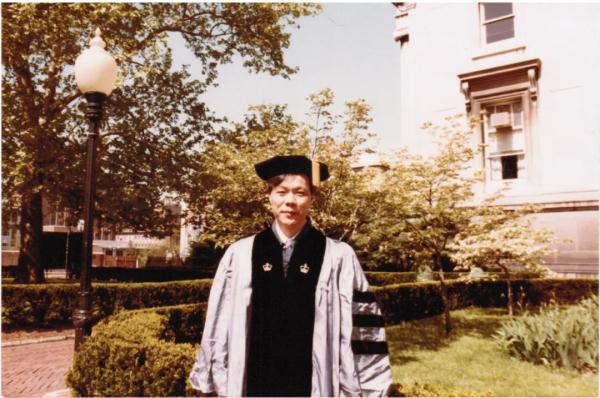 他將超分子化學引入中國，年過八旬依然奮鬥在科研一線