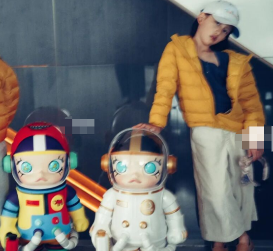 孫莉小女兒時尚力滿分，拍照擺動作好有鏡頭感，五官好像黃磊