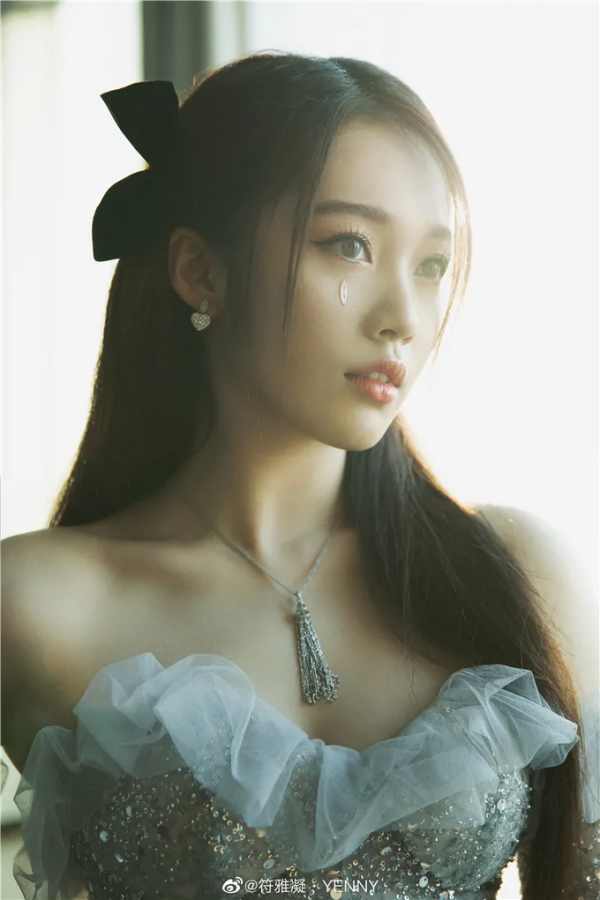 愛在眼周做文章的女明星是如何帶火少女淚痣妝的？