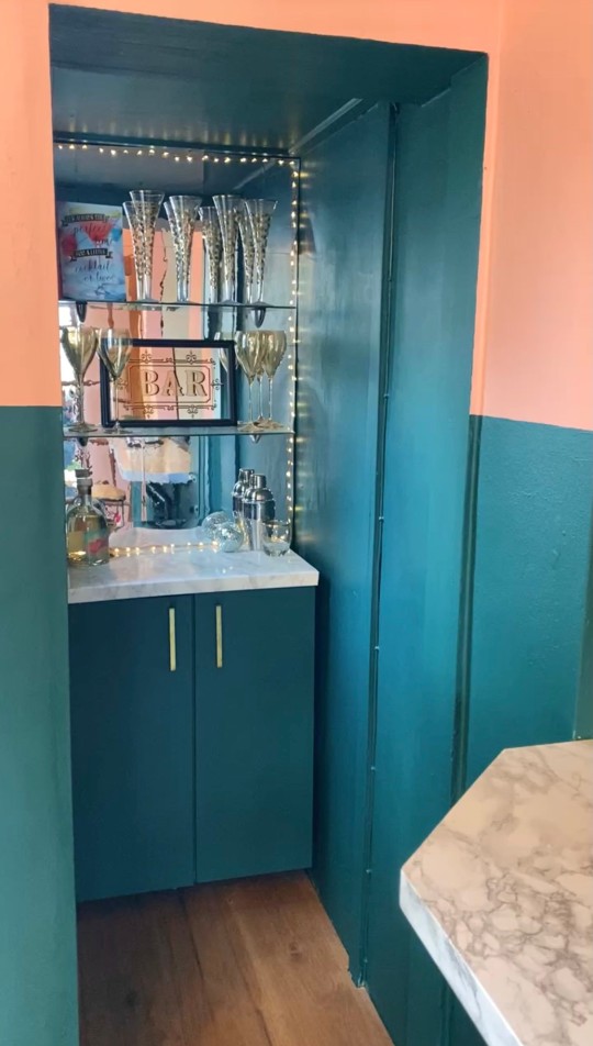 英國夫婦翻新房子，敲開牆面，發現後面還有一個房間